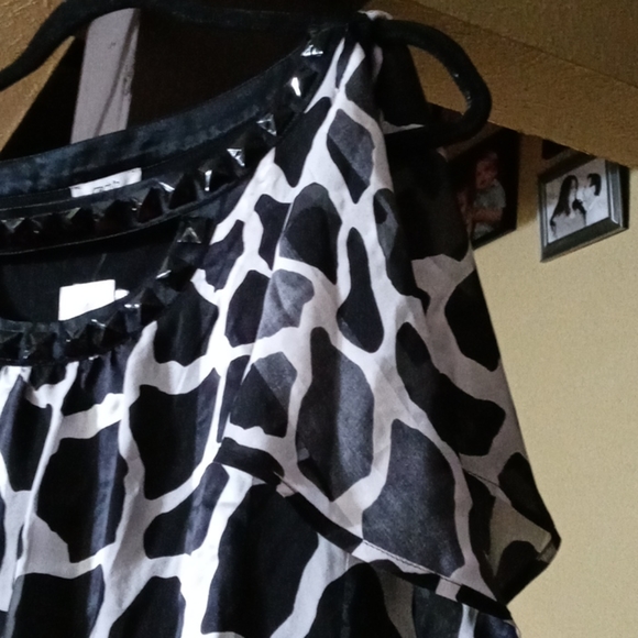 Cache Black & White Giraffe Print Blouse w/Studs - Picture 5 of 5